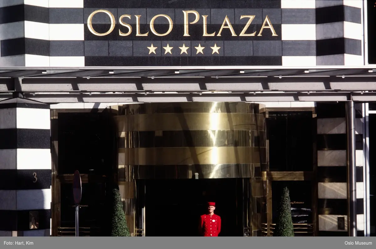 Oslo Plaza Hotel, inngangsparti, mann, pikkolo