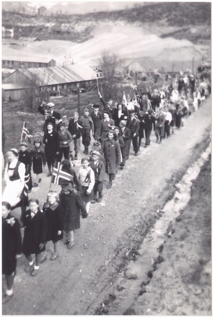 17. mai-tog 1945 i Bogen i Ofoten. Frigjorte sovjetiske fanger og loklabefolkning.