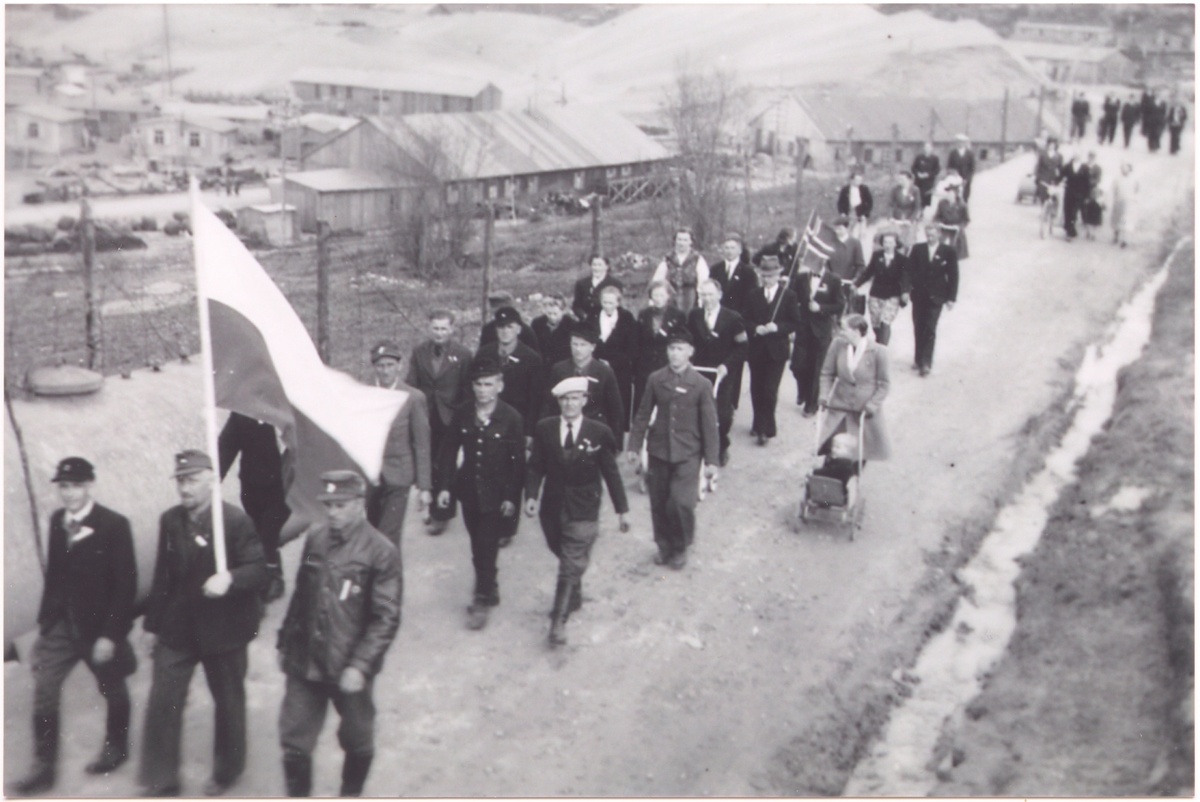 17. mai-tog 1945 i Bogen i Ofoten. Frigjorte sovjetiske fanger og loklabefolkning.