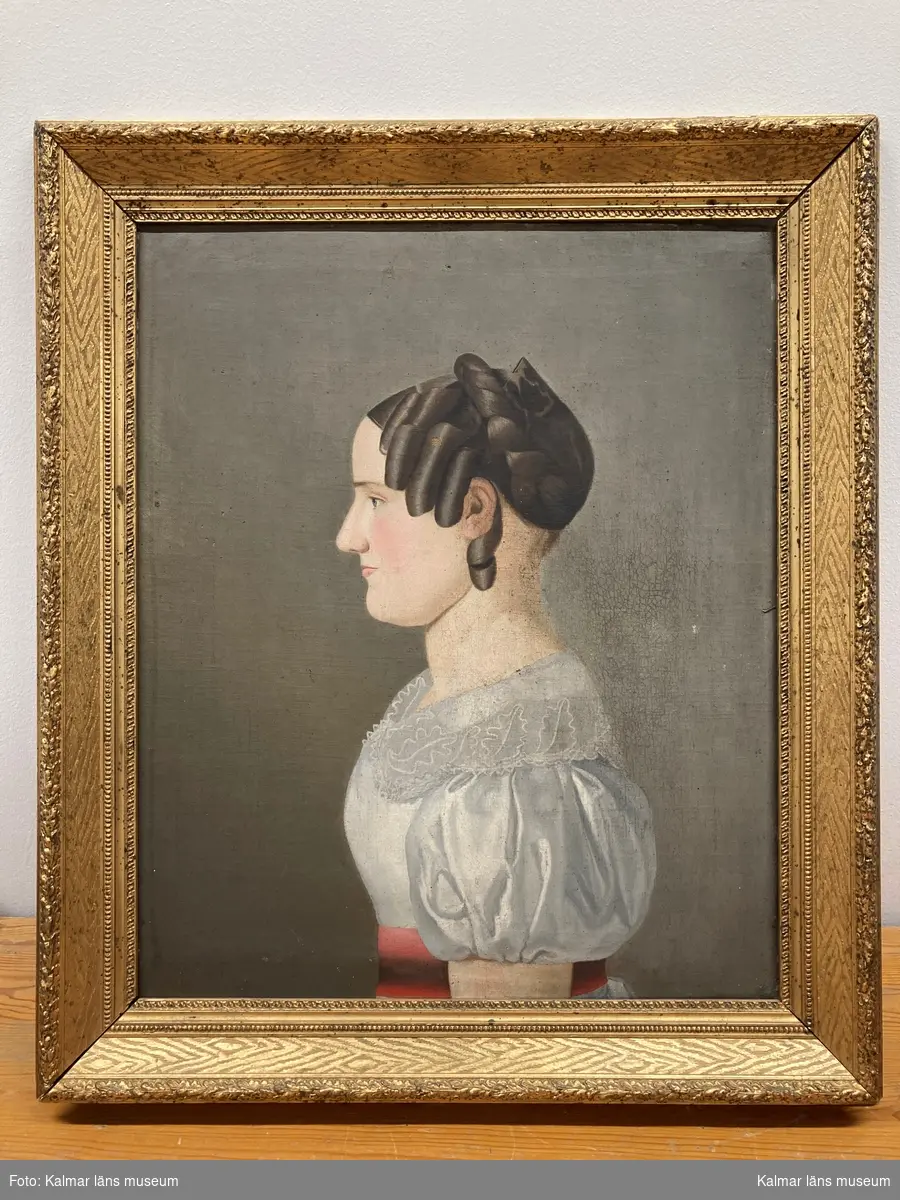 Oljemålning med porträtt av Sophia Christina Qvarnström gift Wimmerstedt. Porträtt i profil, korkskruvsfrisyr.