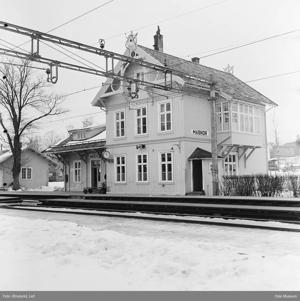Magnor jernbanestasjon, plattform, sporområde, stasjonsbygning, snø
