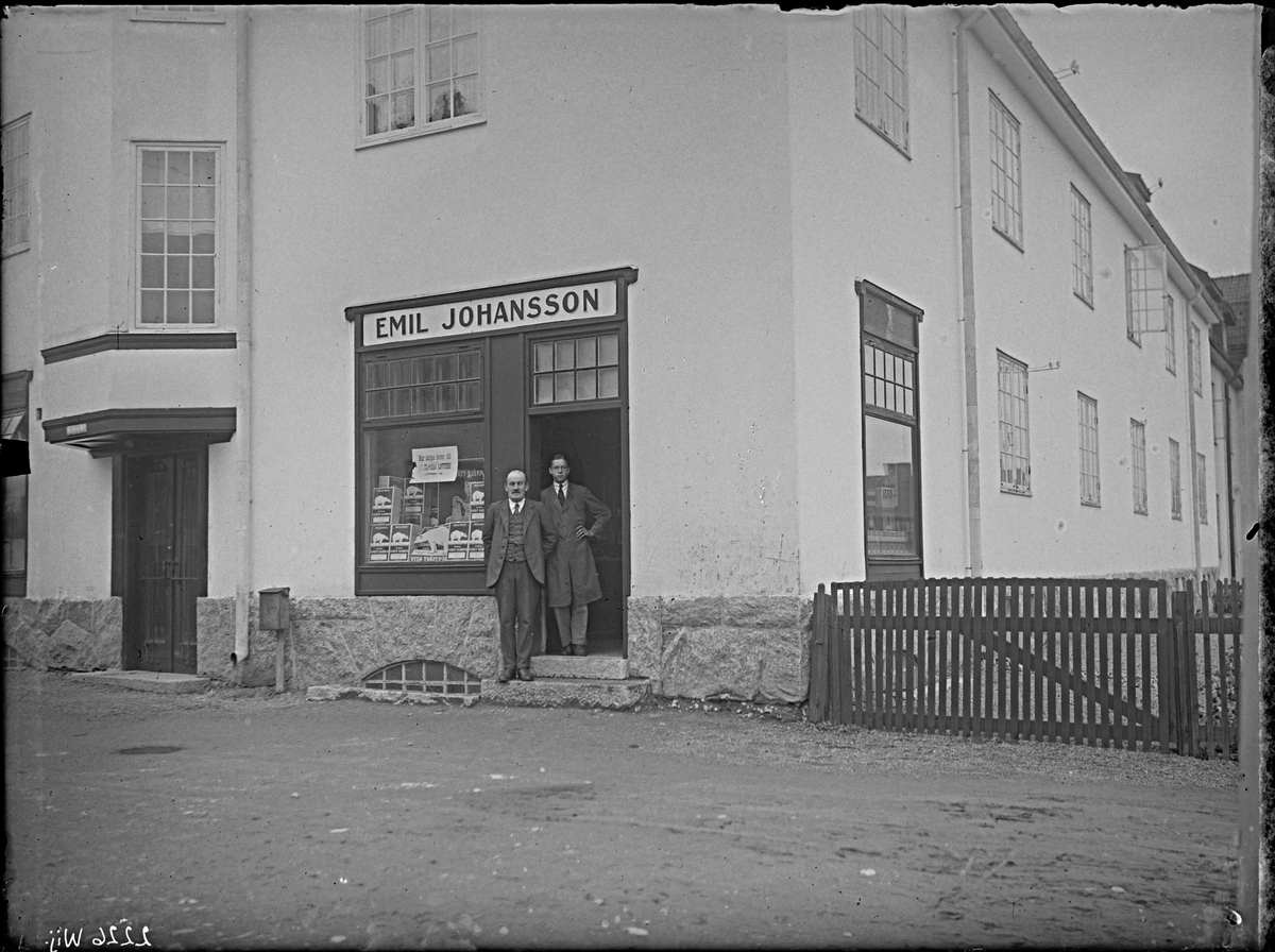 På besök vid Emil Johanssons affär som låg i hörnet av Lantvärnsgatan och Repslagargatan. Adressen motsvarar idag Repslagargatan 7 Västerås. Den äldre mannen lär vara Emil Johansson själv.