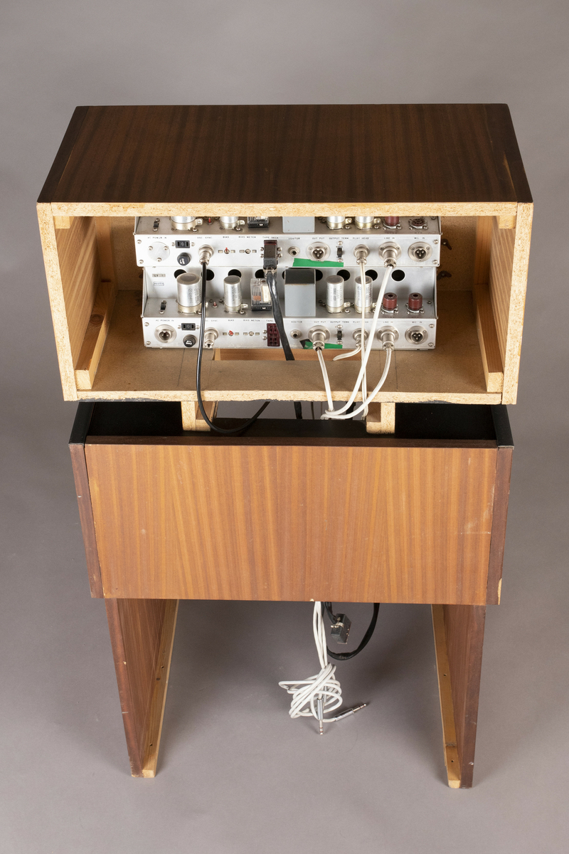 Båndopptakeren er montert i en innretning av folierte sponplater. Elektronikk i forsterkere er basert på transistorer. Maskinen har fire lydhoder og to spor, mulighet for avspilling av to kanaler (quarter track/4-spor).