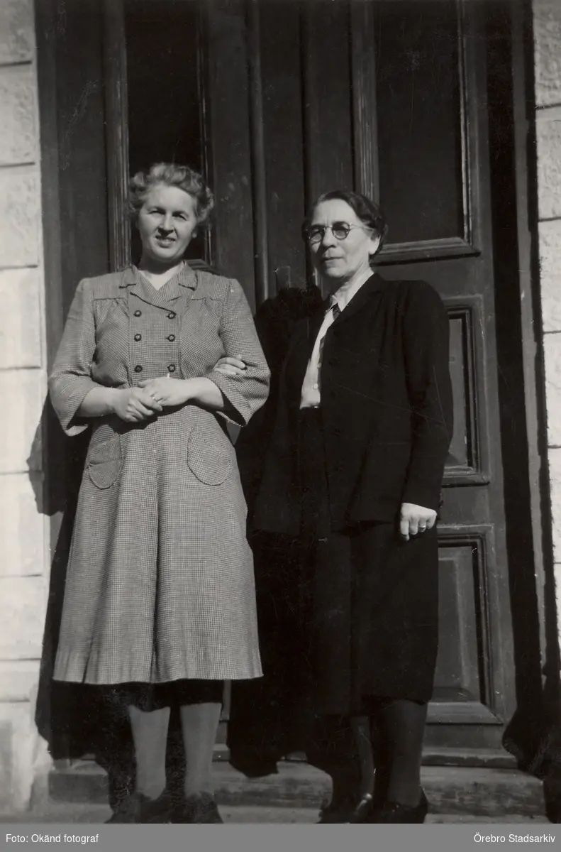 Två väninnor

Karin Malm (född 1905) och Mathilda Persson missionär