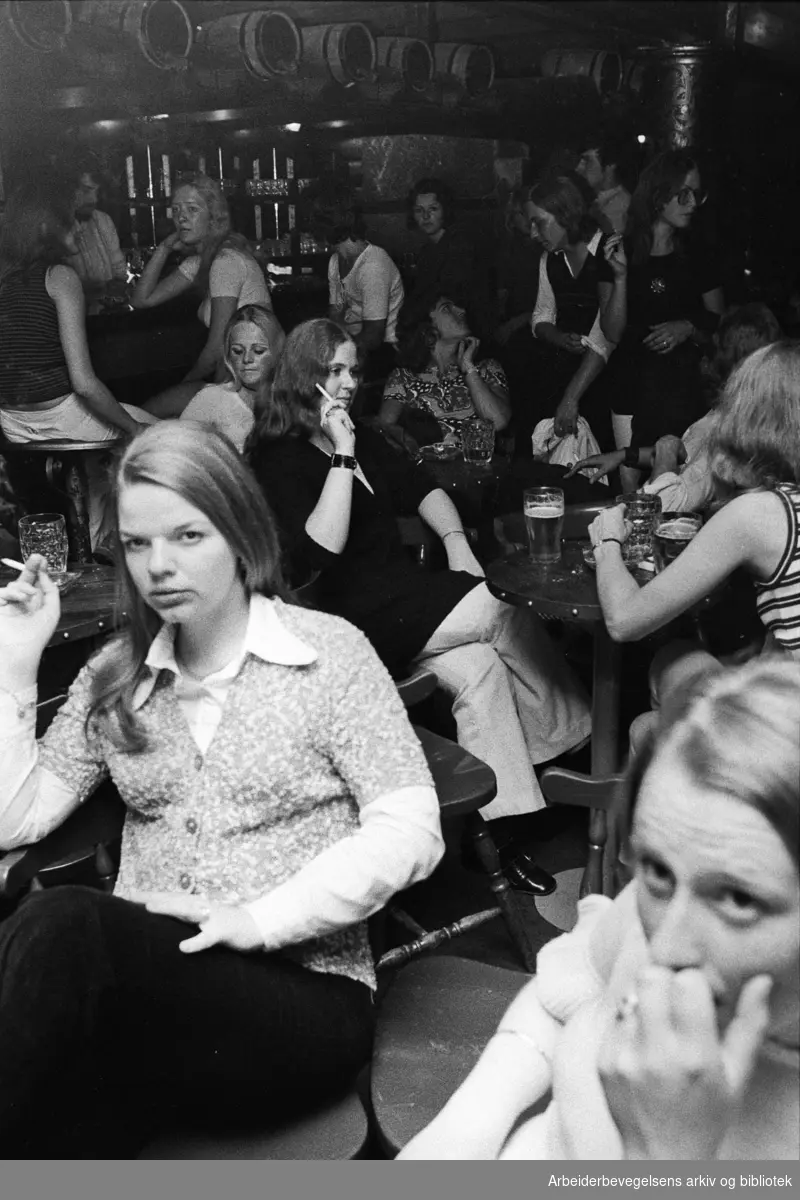 Oslo AUF starter det ambisiøse ungdomssenteret Aurora i Skippergata 23 med kaféer, diskotek og barer fordelt over 4 etasjer. Juli 1971.
