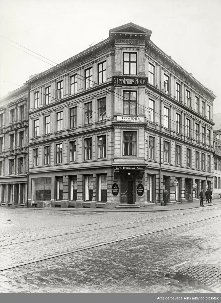 Tollbugata 26 i Oslo. Kafé og restaurant Signal hadde inngang fra hjørnet i første etasje. På samme adresse lå også Gjerdrums Hotel. Norsk Jernbaneforbund var eier av gården. Foto 1925.