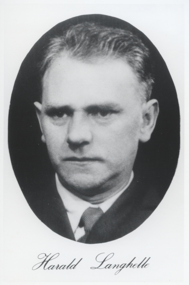 Harald Langhelle (f. 1890 i Bruvik, d. 1942). Bosatt i Trondheim, hvor han var redaktør i Arbeider-Avisa. Han var blant de ti "sonofrene" som ble skutt i Falstadskogen 7. oktober 1942.