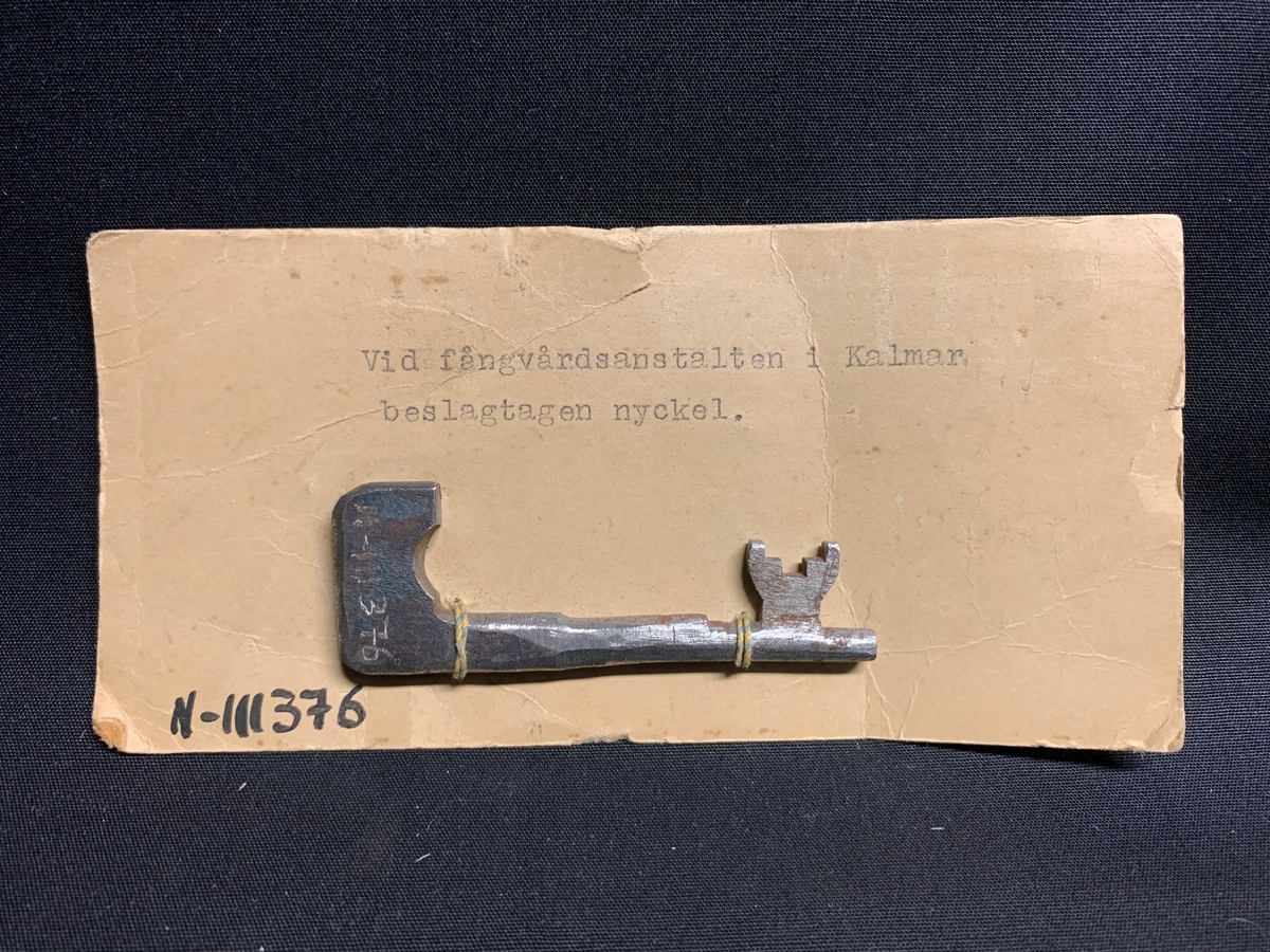 En så kallad "Läst nyckel" som används för att försöka rymma. "Vid fångvårdsanstalten i Kalmar beslagtagen nyckel". Se länk till film om lästa nycklar nedan.