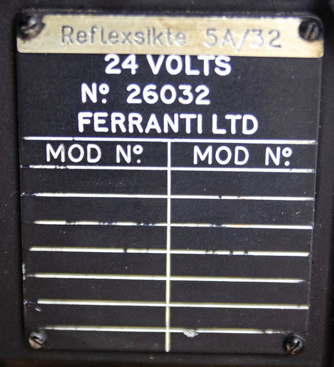 Reflexsikte 5A/32, tillhörandes flygplan A 32 & J 34. 24 volts. Monterad på en träplatta. Dubbelförvarad i två rundade originallådor av trä, tillverkad av Ferranti LTD. Till föremålet hör ett kontroll- och följekort.
