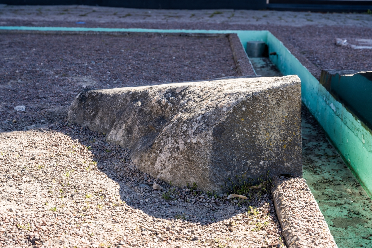 Stenkonstverk bestående av tillhuggna eller naturligt formade stenblock, klyvna i delar, som partiellt sågats, slipats och polerats. Därefter är delarna hopfogade till de ursprungliga blockens former, men med många ursparningar. Stenformationerna blir därmed byggda av tomrum och massa med naturligt skrovliga och högglanspolerade ytor. Sammanlagt 12 stenblock är placerade intill, innanför, utanför eller över en fyrsidig, smal, betonggjuten vattenränna. Rännan är utformad med två långsidor och två kortsidor, de senare med olika längd. Rännan ligger i nivå med den omgivande grusade markytan, och är fylld med cirkulerande vatten. Vattenrännan har (2022) en sentida turkos bemålning. Sammanlagt 12 stenblock.

1. Gnejs, Smålandsstenar
2. Diabas, Rydaholm 
3. Sandsten, Visingsöformationen, Uppgränna 
4. Sandsten, Visingsöformationen, Uppgränna
5. Tabergsmalm, Taberg
6. Konglomerat, Vetlandaserien, Vetlanda
7. Diabas, Rydaholm
8. Röd granit, Askeryd