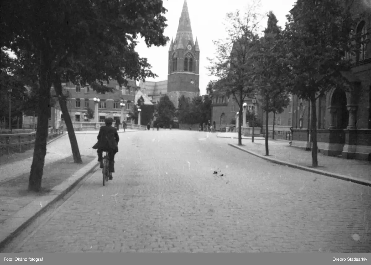 cyklist-p-vasagatan-1930-tal-rebro-stadsarkiv-digitaltmuseum