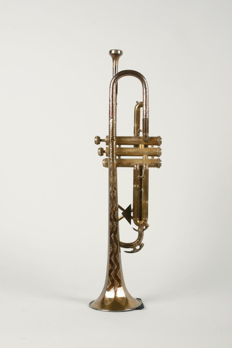 Instrument i metall med tre ventiler.