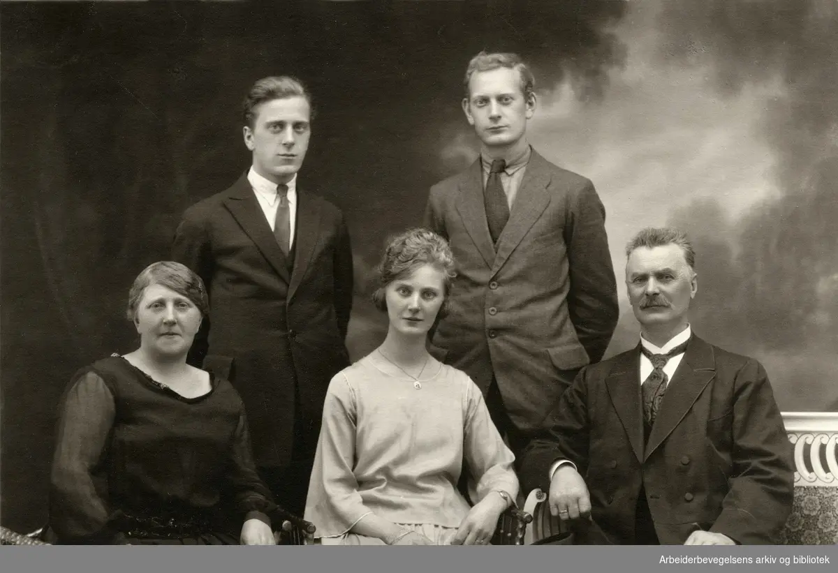 Rodemester Gerhard og Emma Olsen med barna Aslaug (i midten), Rolf og Einar. (Senere Rolf Gerhardsen og Einar Gerhardsen). Udatert