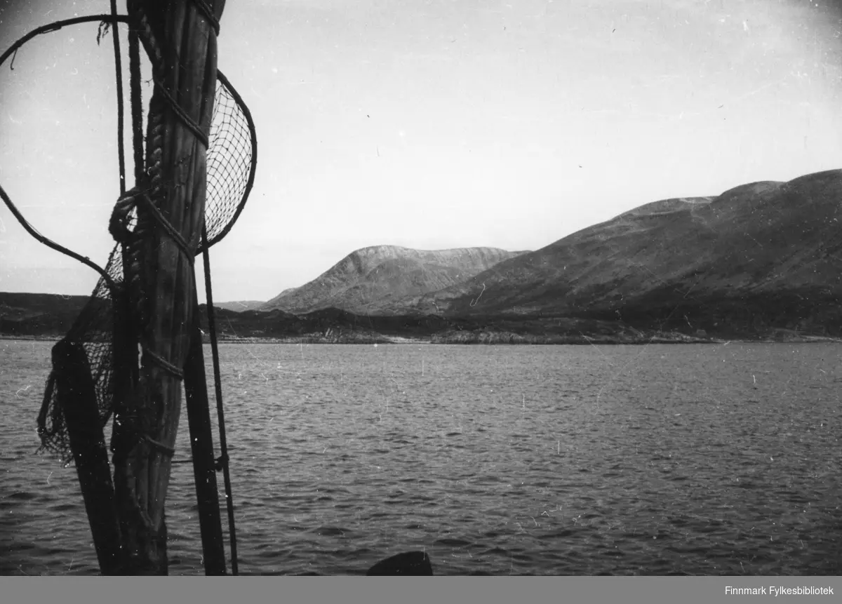Ute med båt på Kifjorden på tur til Kjøllefjord. Landskapsbilde.