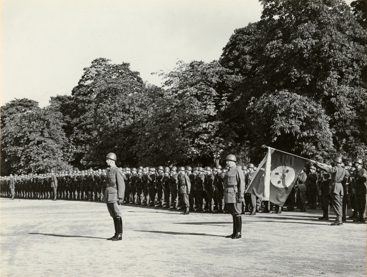 Text i fotoalbum: "Fanöverlämning 27 september 1955. Regementet berett för avlämning till H M Konungen"