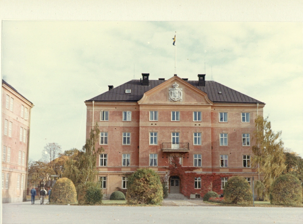 Io 8  inskrivningsexpedition har haft sina lokaler på flera platser i Uppsala. Under 1950- 60 talet i Io 8 - S 1 kanslihus bl a i nedre våningen längst till höger.