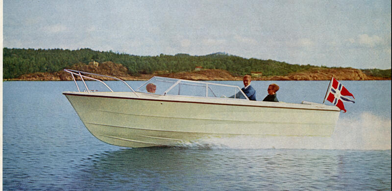 Båt Linge som kjører hurtig på Fjorden