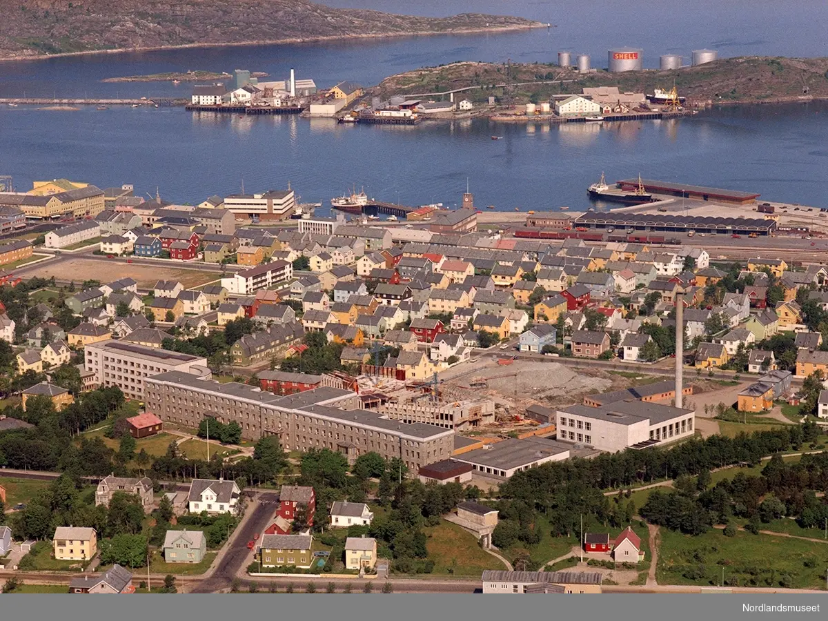 Flyfoto, Bodø Sykehus. Høyblokka er såvidt påbegynt. Jernbanekaia og Burøya.