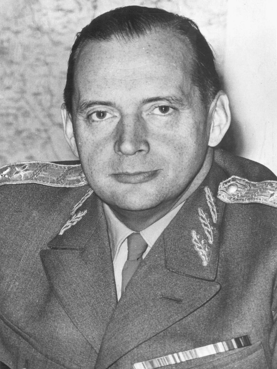 Arméchef 1969-1976, och generallöjtnant Karl-Erik Almgren.