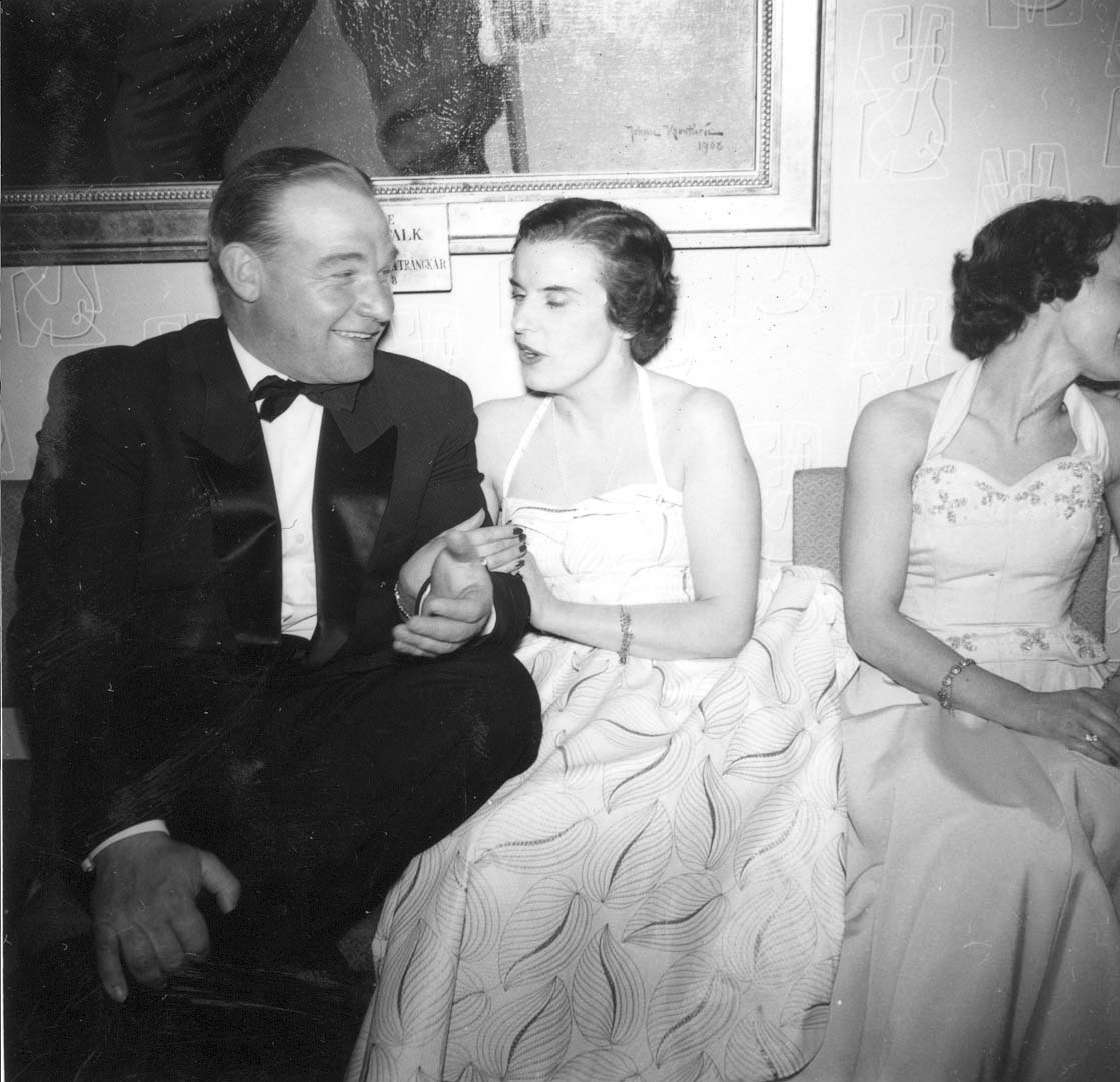 "Middag för officerare med fruar hösten 1957. Eva Engström med ...