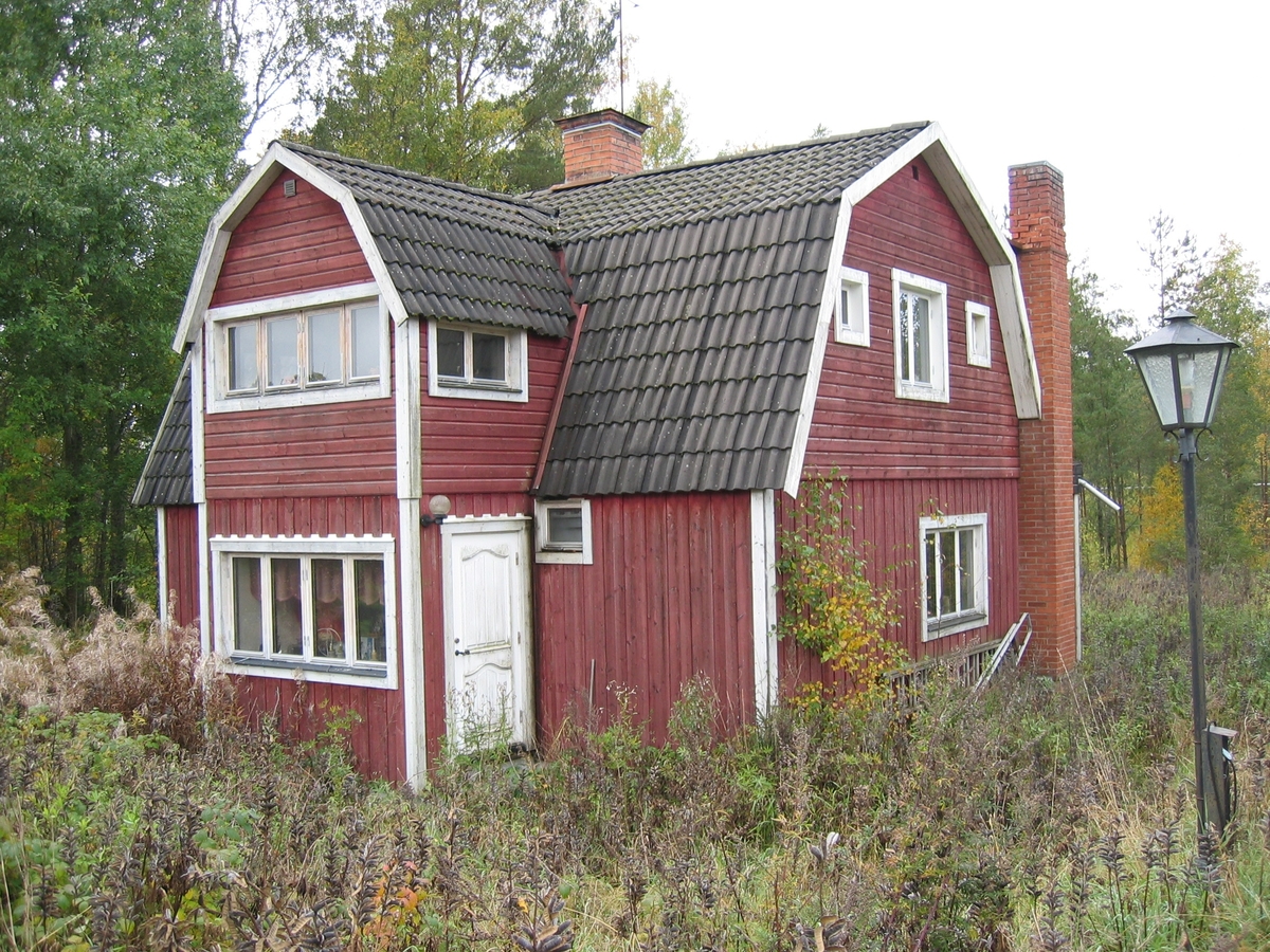 Soldattorpet nr 958 i Åker socken, Järsta rote. Torpnamnet är Karlsro och är sommarbostad.