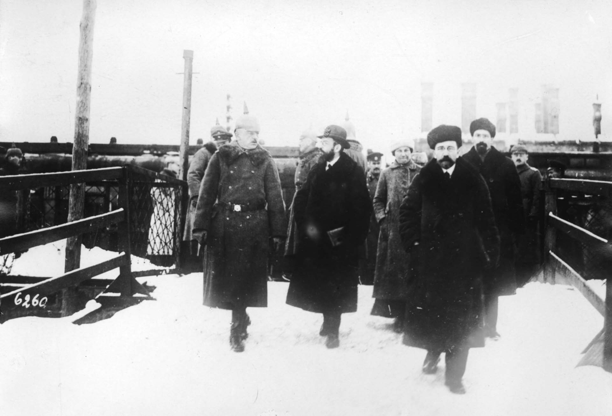 Första världskrigets fredsförhandlingar i Brest-Litovsk (Ryssland).  Major Brinkmann ledsagar Joffe, fru Bierenko, Kameneff och Karachan.
