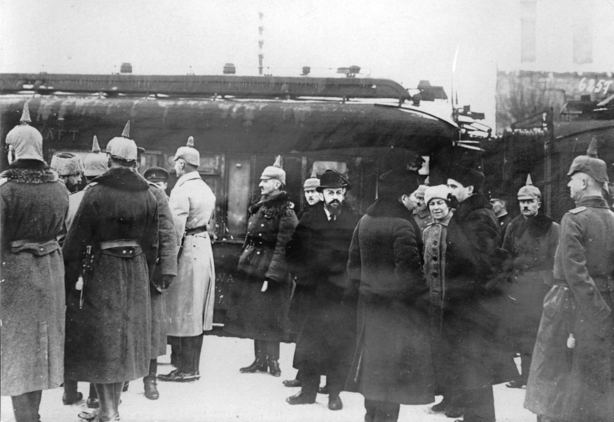 Första världskrigets fredsförhandlingar i Brest-Litovsk (Ryssland).  Ryska och tyska officerare i samtal på bangården.