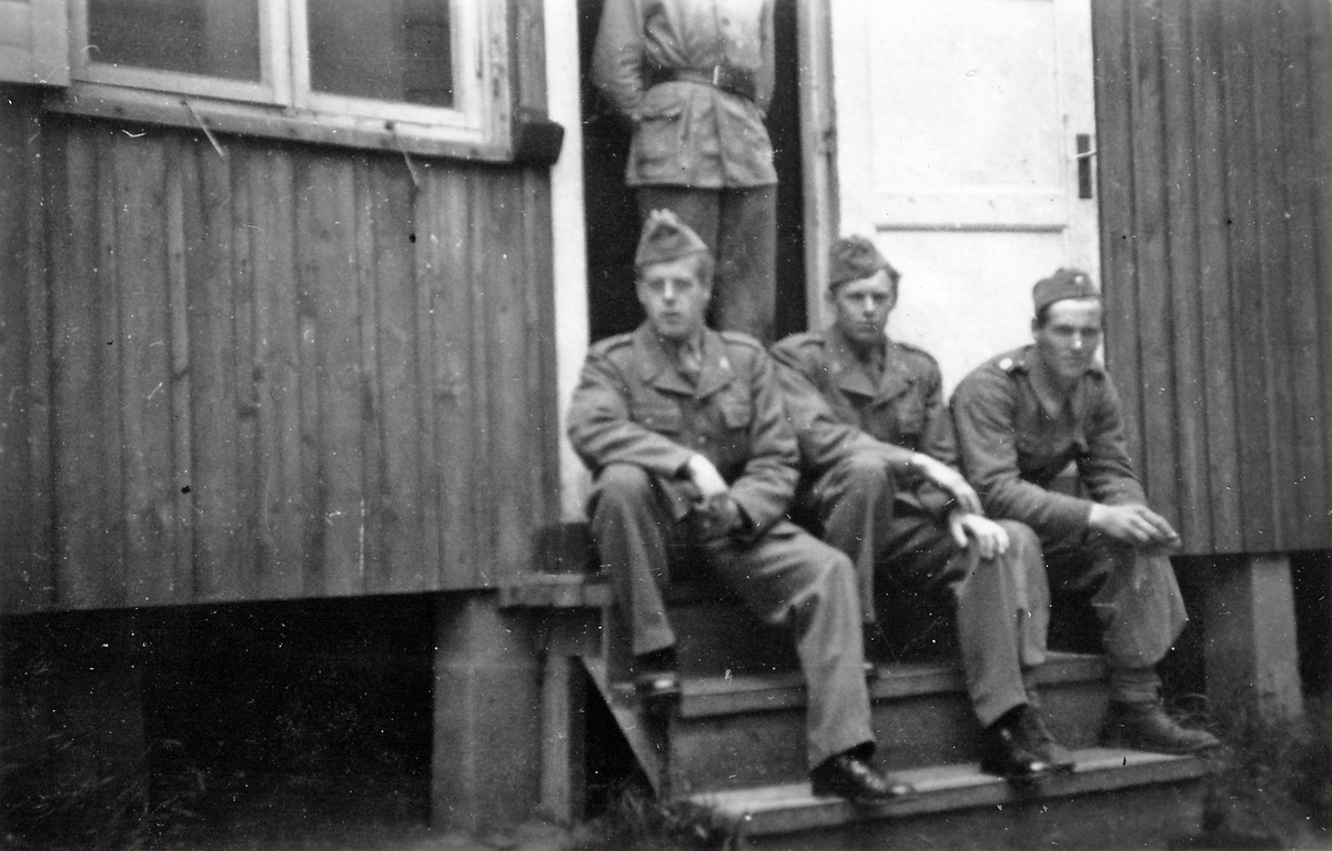 Rekryttjänsten T 2 1945.   Byhlin, Svensson och Svensson