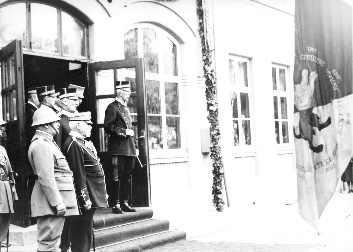 HM Gustaf V besöker Skaraborgs regemente 300 års jubileum P4.