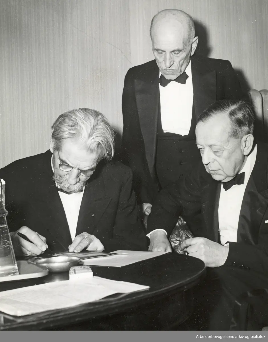 Albert Schweitzer (Nobels fredspris 1952.) i Oslo for å holde sitt nobelforedrag, november 1954. Her sammen med Martin Tranmæl (stående) og Gunnar Jahn