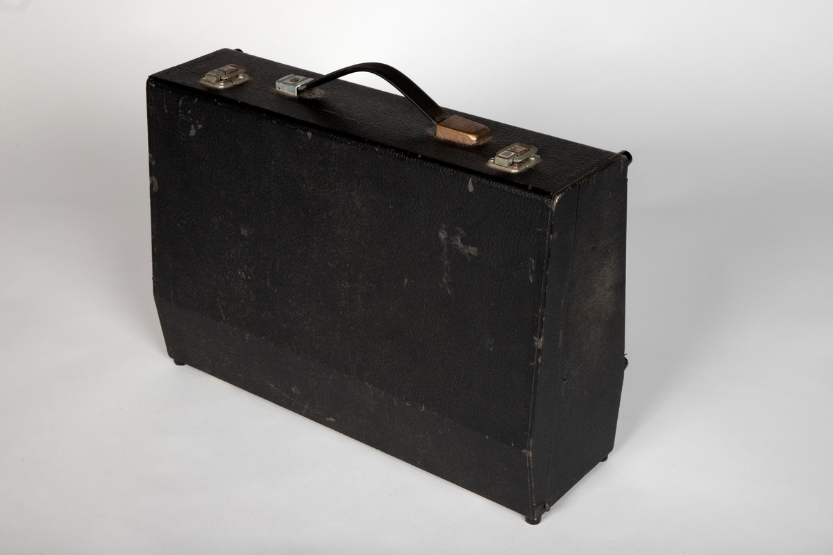 Ekkomaskinen er fastmontert i sort koffert med avtagbart lokk. Fotpedal medfølger i koffert.