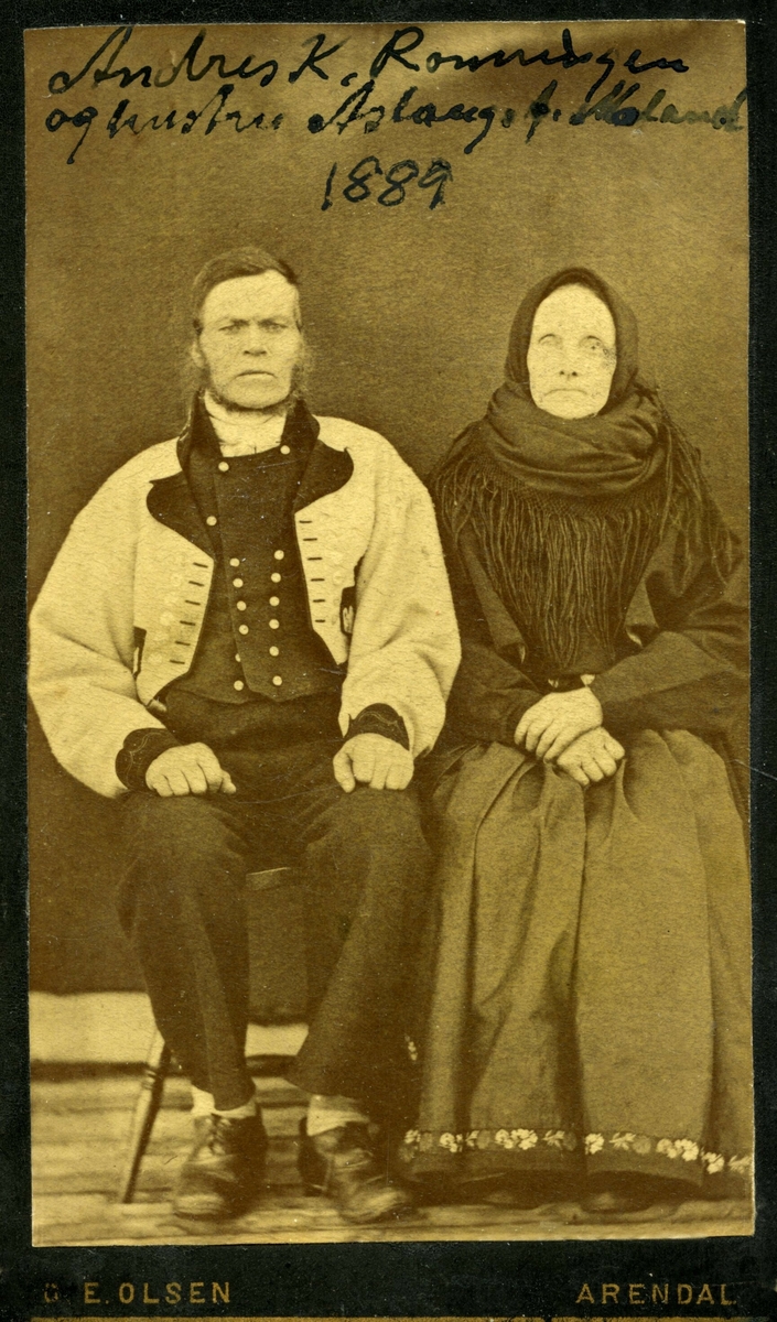 Portrettfoto av ekteparet Andres K. Rønningen og Aslaug, f. Mæland (evnt Moland)  Bildet tatt 1889