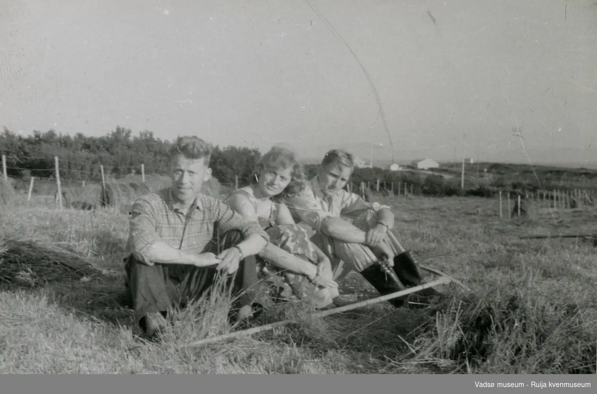 Høyslotta i Tomaselv, Vadsø på 1960 tallet. Fra venstre Reidar Methi, Elisabeth Methi og hennes mann Inge Brox. 