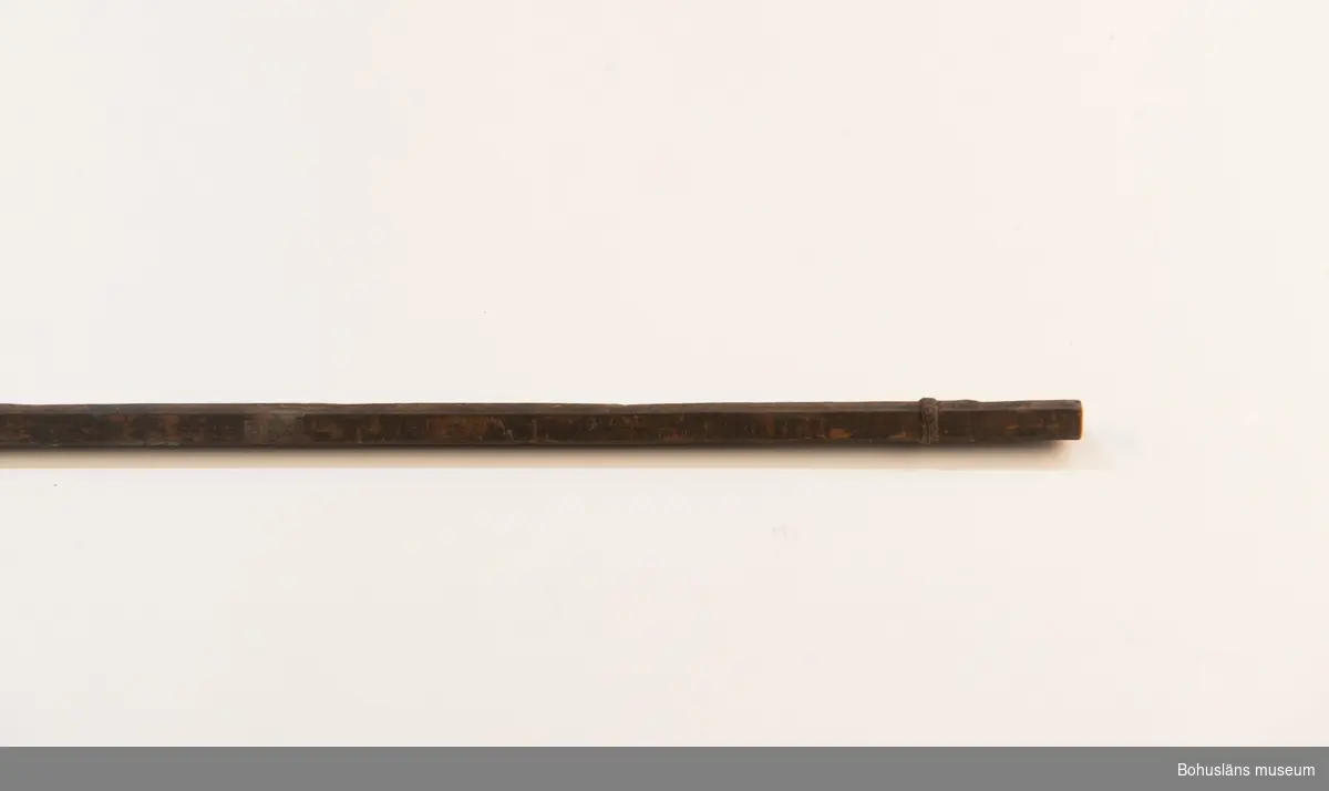 Ur handskrivna katalogen 1957-1958:
Båge m. 17 pilar, Afrika
Bågen a) L.103 cm; m. sträng av en vidja; i bågens ändar runda träkulor. Hel.
b-l, 3- kantiga m. smal svart fastsurrad träspets m. hullingar.
b-c, L. 72 och 71,2 cm; har blad infällda i ändan som styrfjädrar.
d-k, L. 75,5; 72; 71,8; 71,8; 71,6; 71,5; 76,6; 66 cm; lika b och c men saknar styrfjädrar;
k upptrasad i ändan.
l, L. 55,5; av ngt annan typ än föreg, har haft spets och styrfjädrar, vila saknas.
m-r, runda skaft, styrfjädrar, spetsen av järn m. hullingar (ej 791 m) och holk f. fastsättn.
L. 69; 68,1; 76,4; 65; 64,7; 61,3 cm;
("r" saknar spets; n och q saknar en hulling. "o" saknar 2 styrfjädrar; "p" saknar ena delen i "klykan" f. strängen)

Ur Knut Adrian Anderssons Katalog II 1916:
No 22, nr 7, 8 ,9 på etiketten i Elmer Göranssons samling. Båge av trä m. sena till sträng jämte 17 förgiftade pilar av två typer med hullingar. Från Mogala i Belgiska Congo.

Artikel i Bohusläningen måndagen den 1 november 1937, "Vittberesta bohusläningar berätta. Upplevelser under 30-årig vistelse i Belgiska Kongo. Kapen Elmer Göransson. Folk och sedvänjor under ekvatorns glödande sol."

UMFA54467:0588 visar porträtt på sjökapten Elmer Göransson i uniform med ett antal ordnar och utmärkelser. Fotograf Thure Nihlén, Uddevalla.
