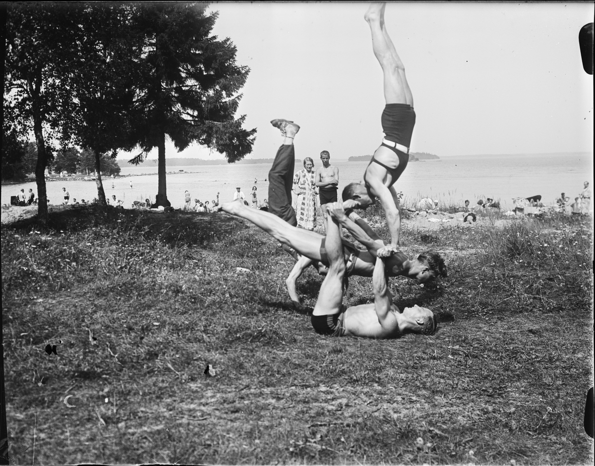 Akrobatik på gräsmatta vid badstrand, Uppland