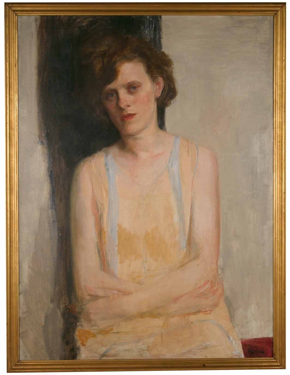 Porträtt i halvfigur, föreställande Ingrid Fridell iförd ärmlös ljusgul klänning med armarna i kors över magen. Kortklippt frisyr. Avbildad framifrån.