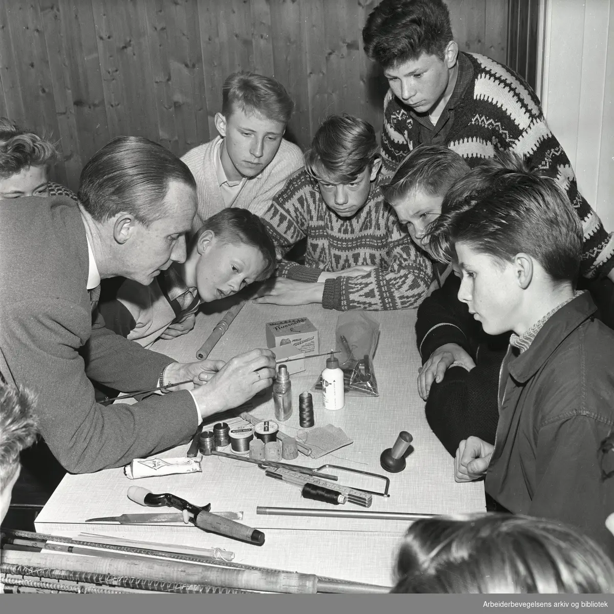 Arbeidernes Jeger- og Fiskerforening arrangerer kurs i fluebinding for hobbyfiskere. Mars 1962