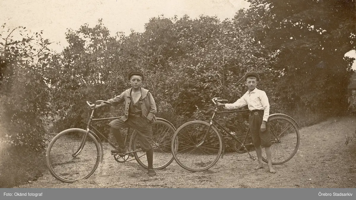 Pojkar med cyklar

Rolf Säll (född 1910)  med kamrat Karl-Erik