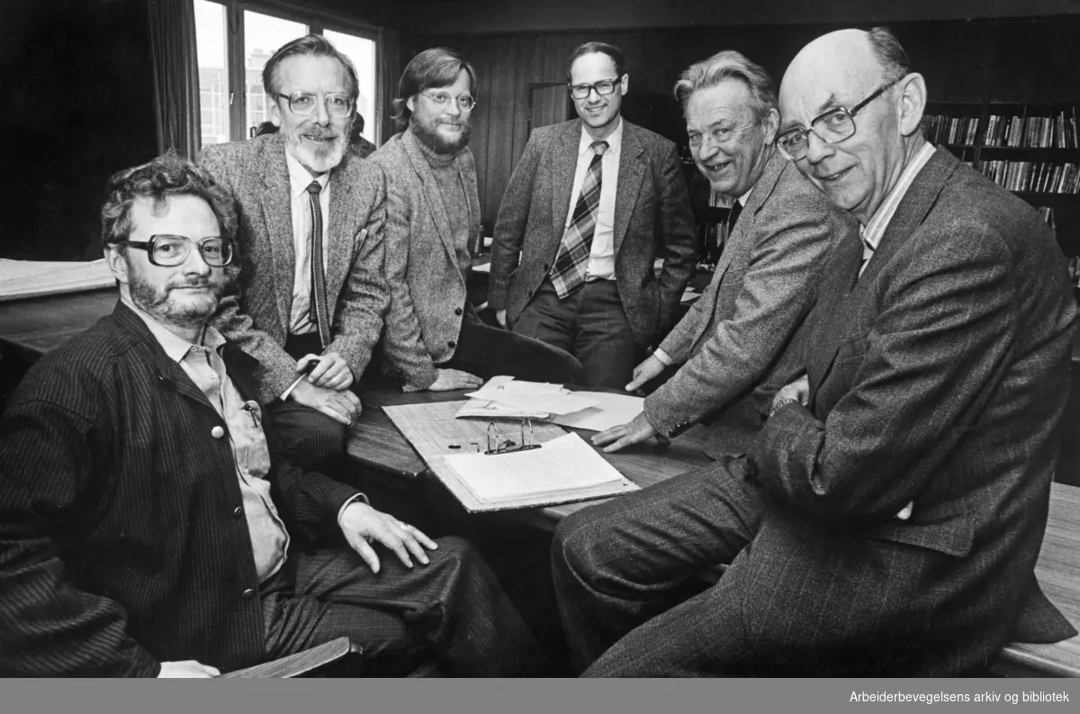 Forfatterne av historieverket Arbeiderbevegelsens historie i Norge. Fra venstre: Arne Kokkvoll, Per Maurseth, Tore Pryser, Trond Bergh, Jakob Sverdrup og Edvard Bull. April 1984