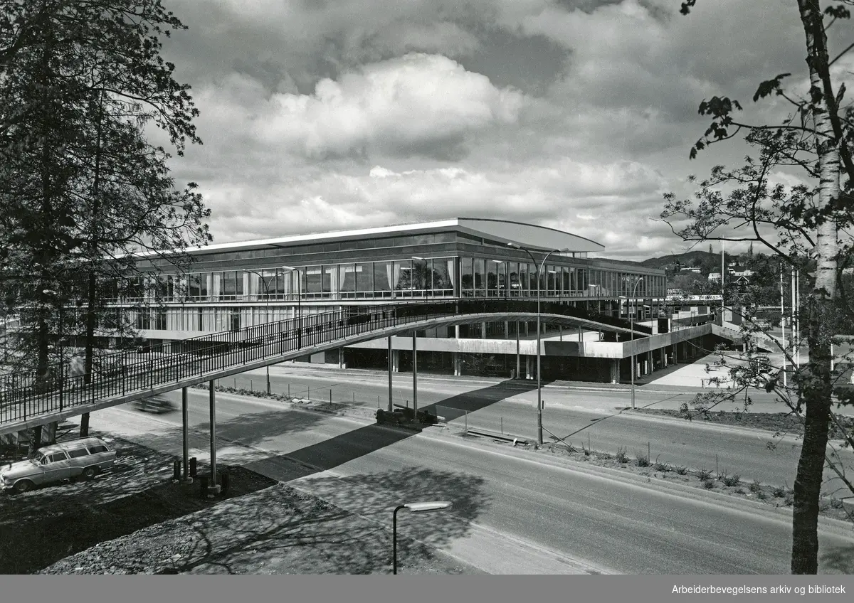 Norges Varemesse på Sjølyst også kalt Sjølystsenteret eller Messehallen. Bygningen ble åpnet 1962 og revet 2004. Adresse: Drammensveien 154. Foto 1962 - 1970.