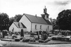 Vykort, "Breareds kyrka, Simlångsdalen" med kyrkogården i fö