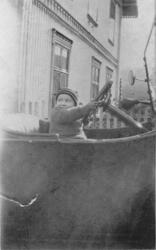 Ung sjåfør på Gulsvik, 1922. Trolig Anne Skaar Narum. Bilen 
