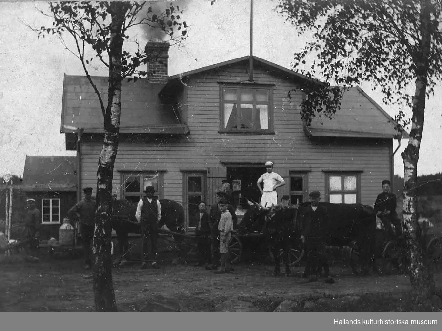 Personal och kunder vid en häst och vagn vid Ästad mejeri.