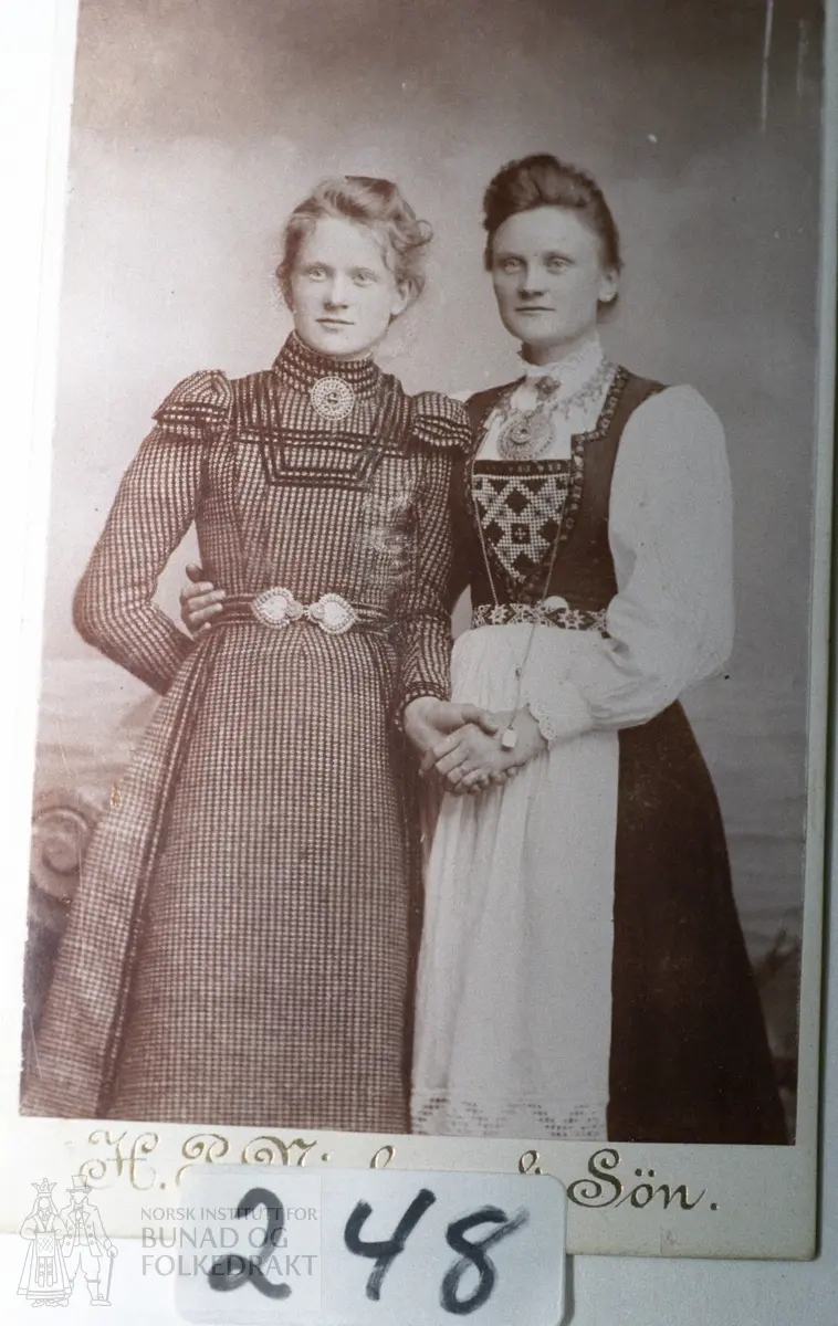 Bilde av søstrene Aaslaug (f. 1886 - d. 1970) og Anne (f. 1875 - d. 1912). Døtrene til Jørgen O. Oland og Sigrid Angrimsdtr. Oland. Bildet er fra omkring århundreskiftet. De fulgte med i moter og kledde seg "in" i tida. Anne var utdanna jordmor. Hun dro til USA omkring århundreskiftet.