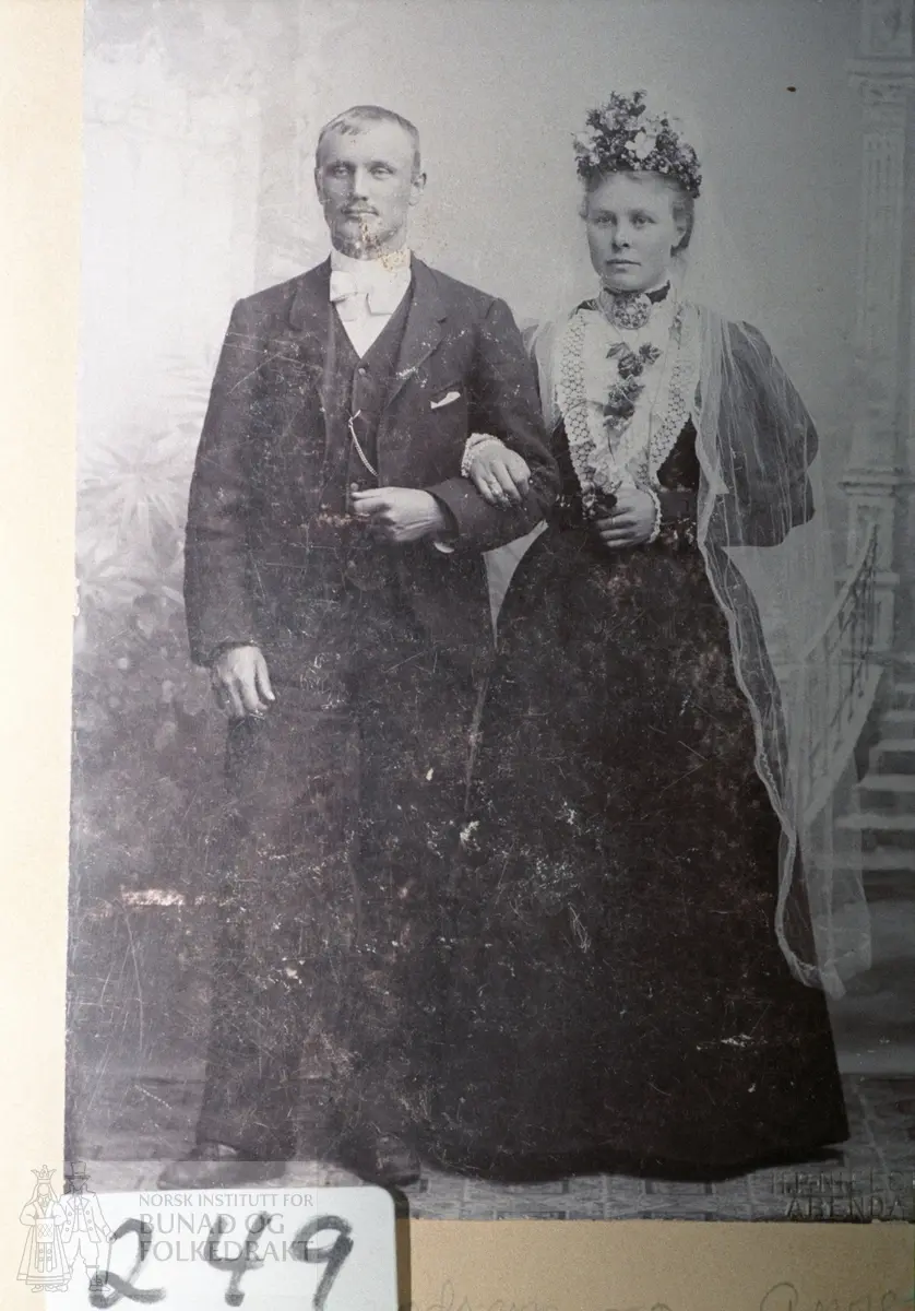 Brudebilde av Olav J. Oland (f. 1874 - d. ca. 1920) og kona Anne Gunnarsdtr. Hillestad (fra Tovdal). De giftet seg i 1896.