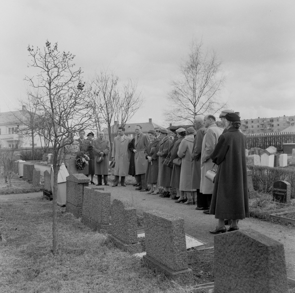 Personalet legger krans på Schrøders grav i anledning firmaets 50-årsjubileum