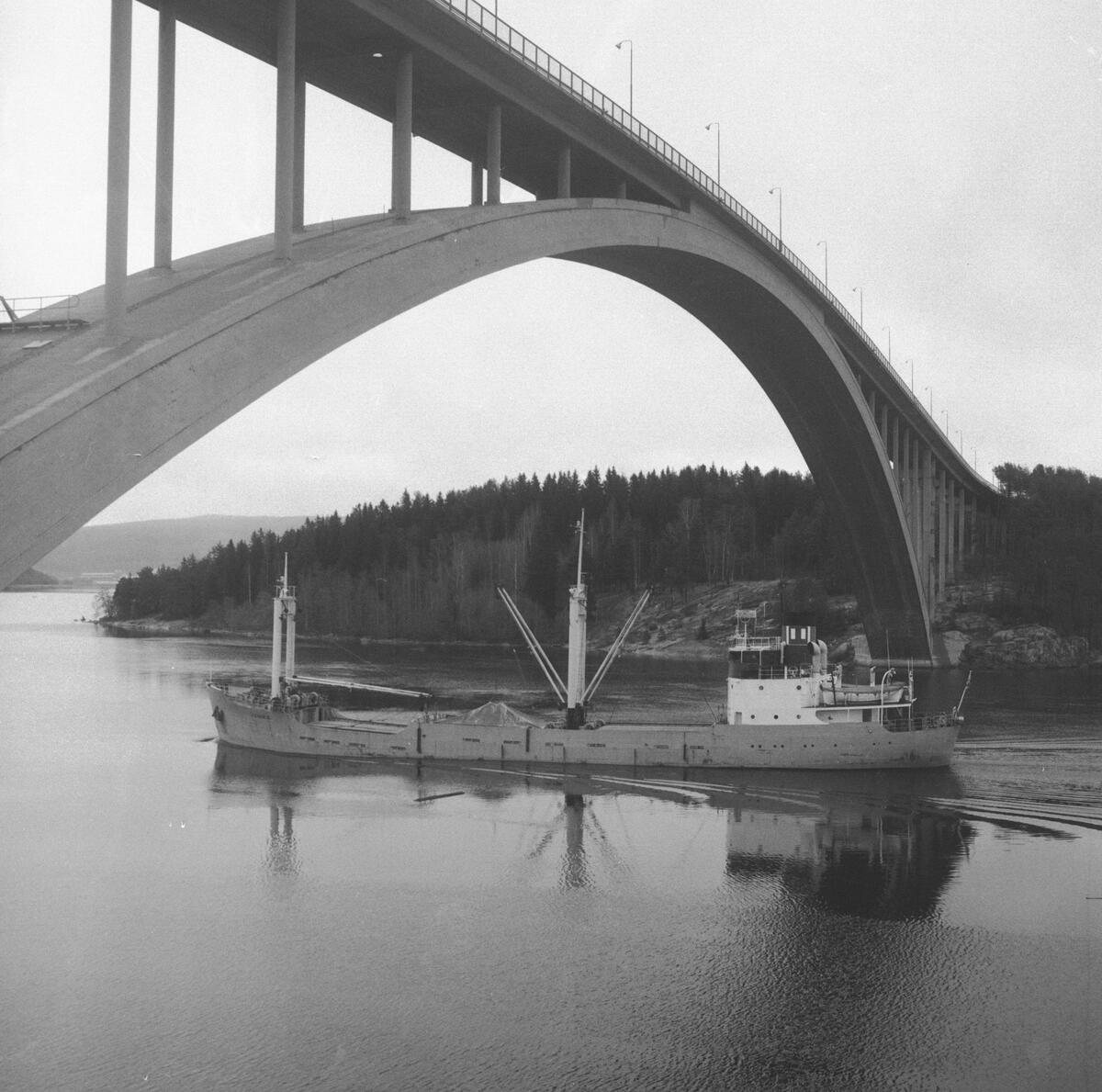 Fartyget Isvania vid Sandöbron