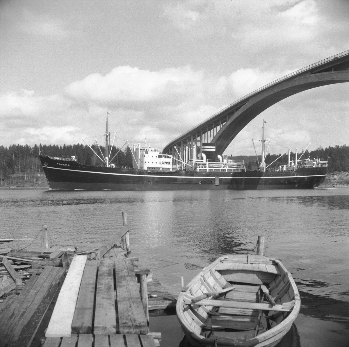 Fartyget Topeva vid Sandöbron
