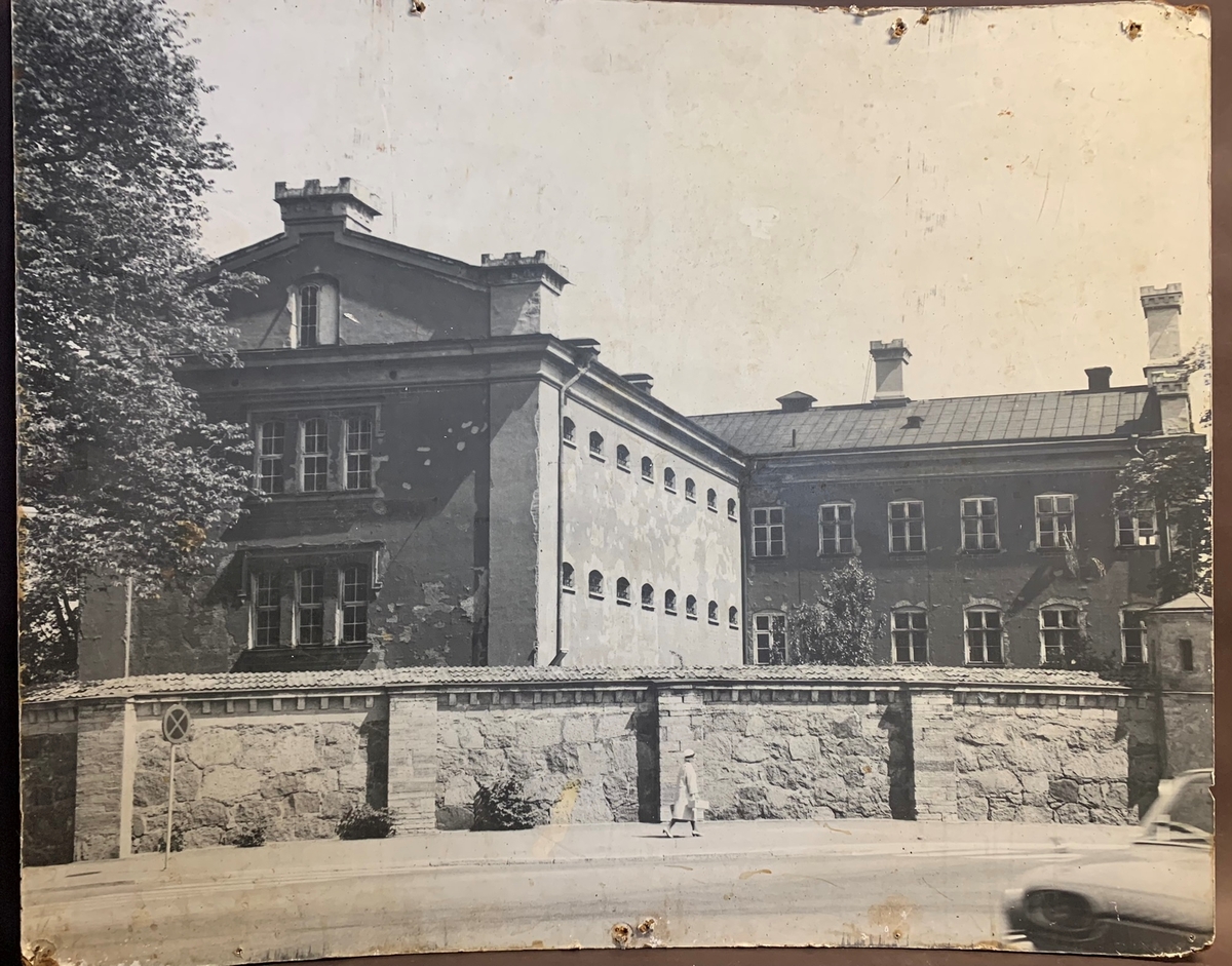 Linköpings straffängelse, foto taget från gatan strax före stängning 1969. Större fotografi på masonit. Okänd fotograf.
