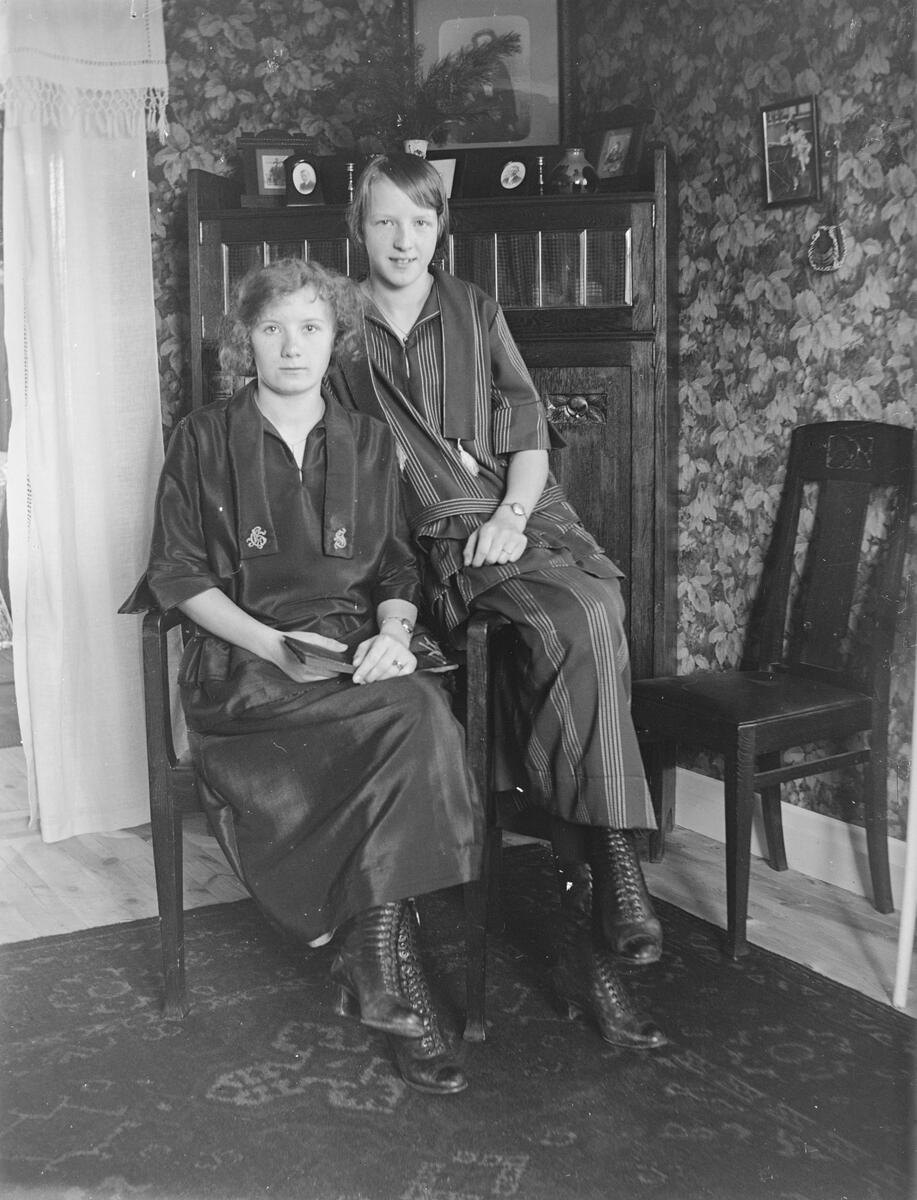 Rut Elvira Sahlström född 1909 och död 1983 och systern Gertrud Matilda Margareta Sahlström född 1907 och död 1905